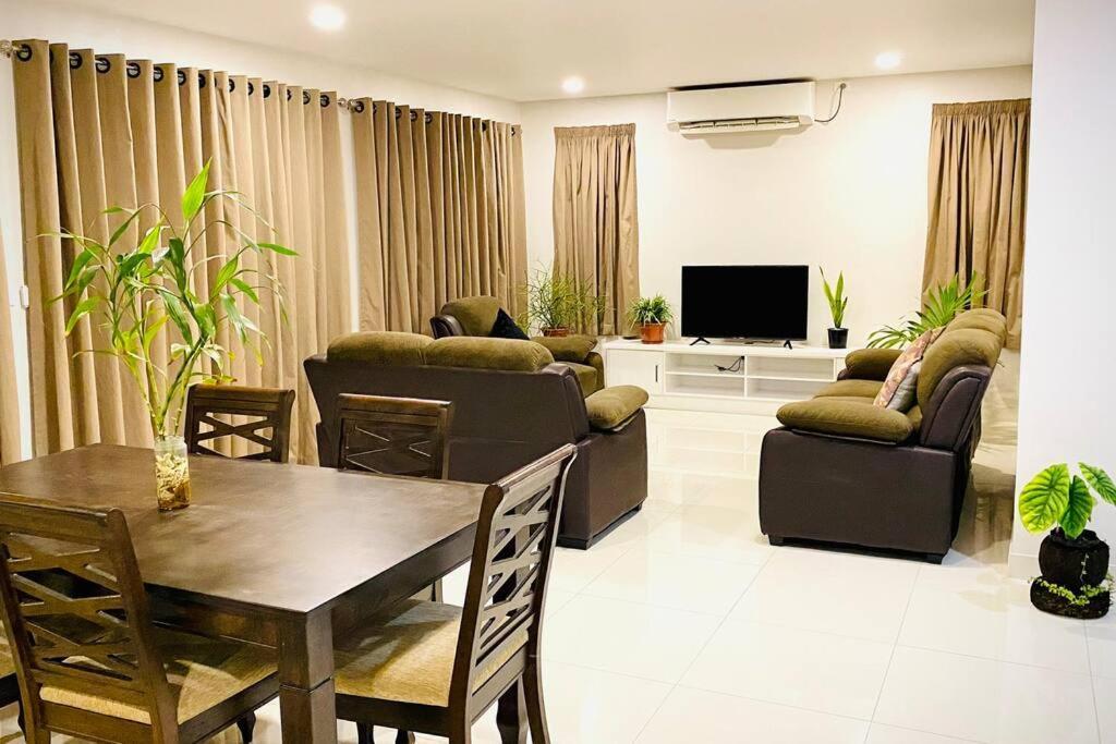 Lovely 4-Bedroom Holiday Home With Free Parking. Лаутока Экстерьер фото
