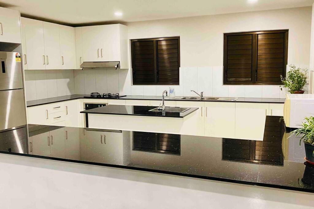 Lovely 4-Bedroom Holiday Home With Free Parking. Лаутока Экстерьер фото